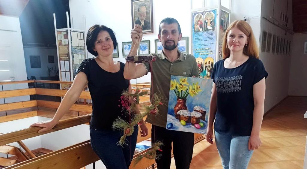 Місткині Галина Данило та Ірина Карп’як подарували музею свої роботи