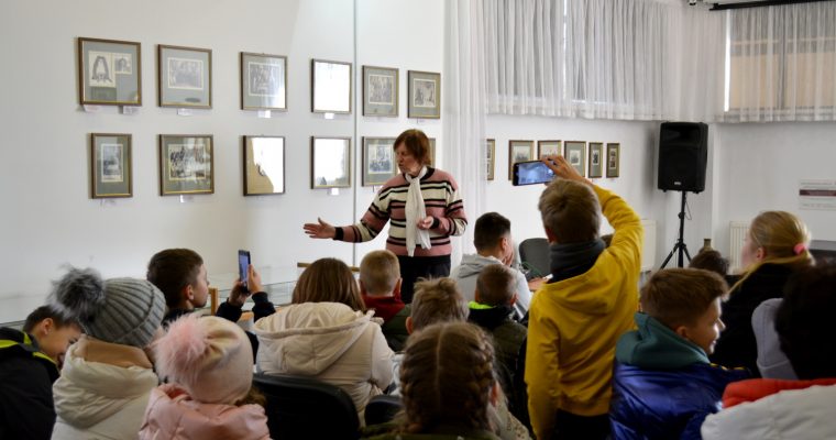 В музеї відкрилася виставка «Історія Нагуєвицької школи у фотографіях»