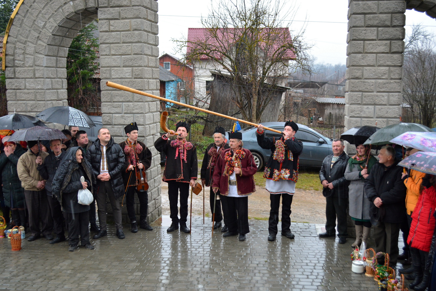 Гуцульська коляда біля церкви Святого Миколая в Нагуєвичах