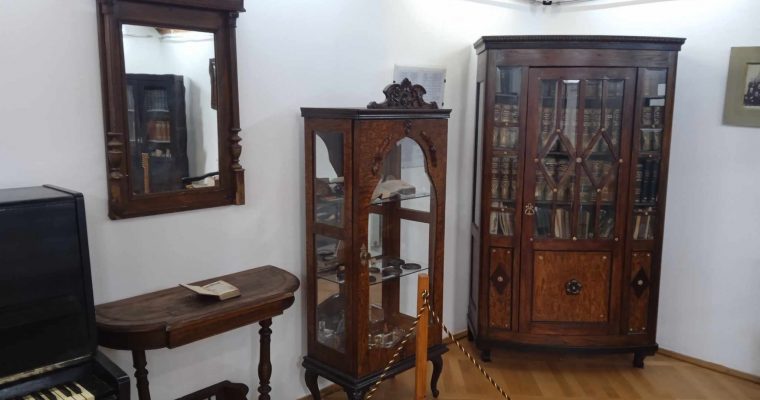 Дзеркало із консольним столиком кінця ХІХ – початку ХХ ст. поповнили експозицію музею