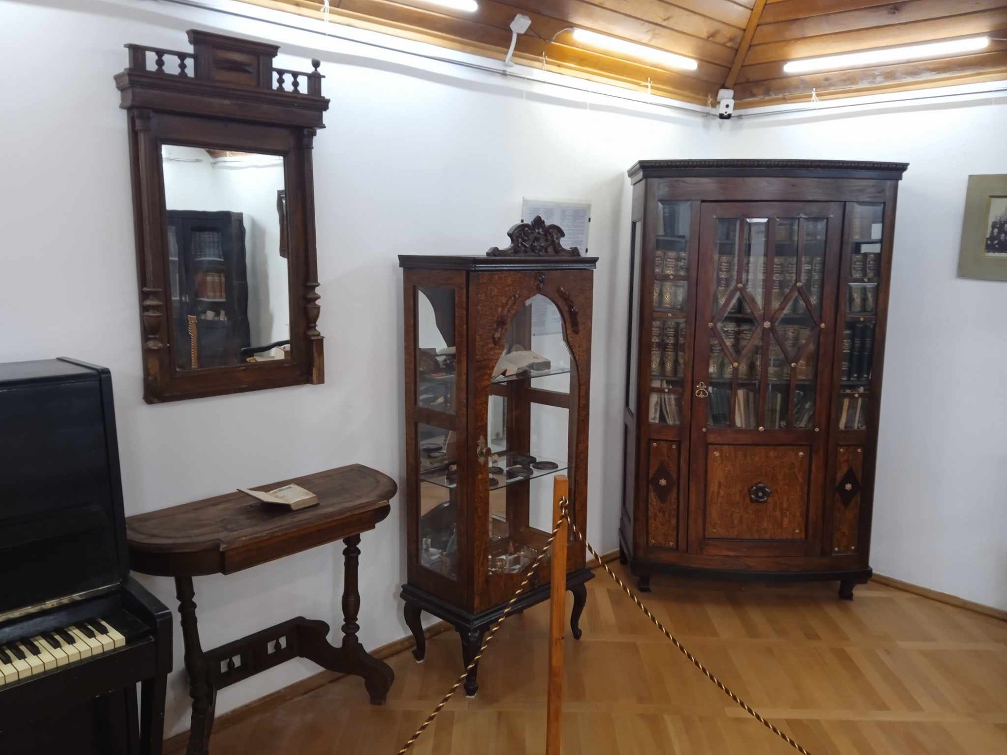 Дзеркало із консольним столиком кінця ХІХ – початку ХХ ст. поповнили експозицію музею
