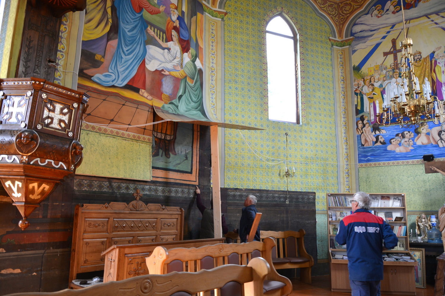 Під фанерою в церкві Нижніх Гаїв виявлені настінні орнаменти і малюнки