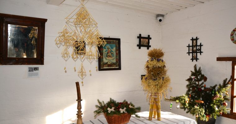 Виставка різдвяних атрибутів відкрилася в садибі Франка