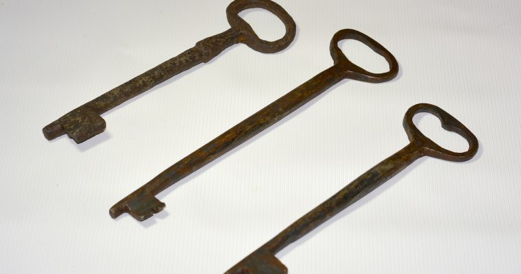 Три залізні ковані ключі від дверей дзвіниці, викувані Яковом Франком