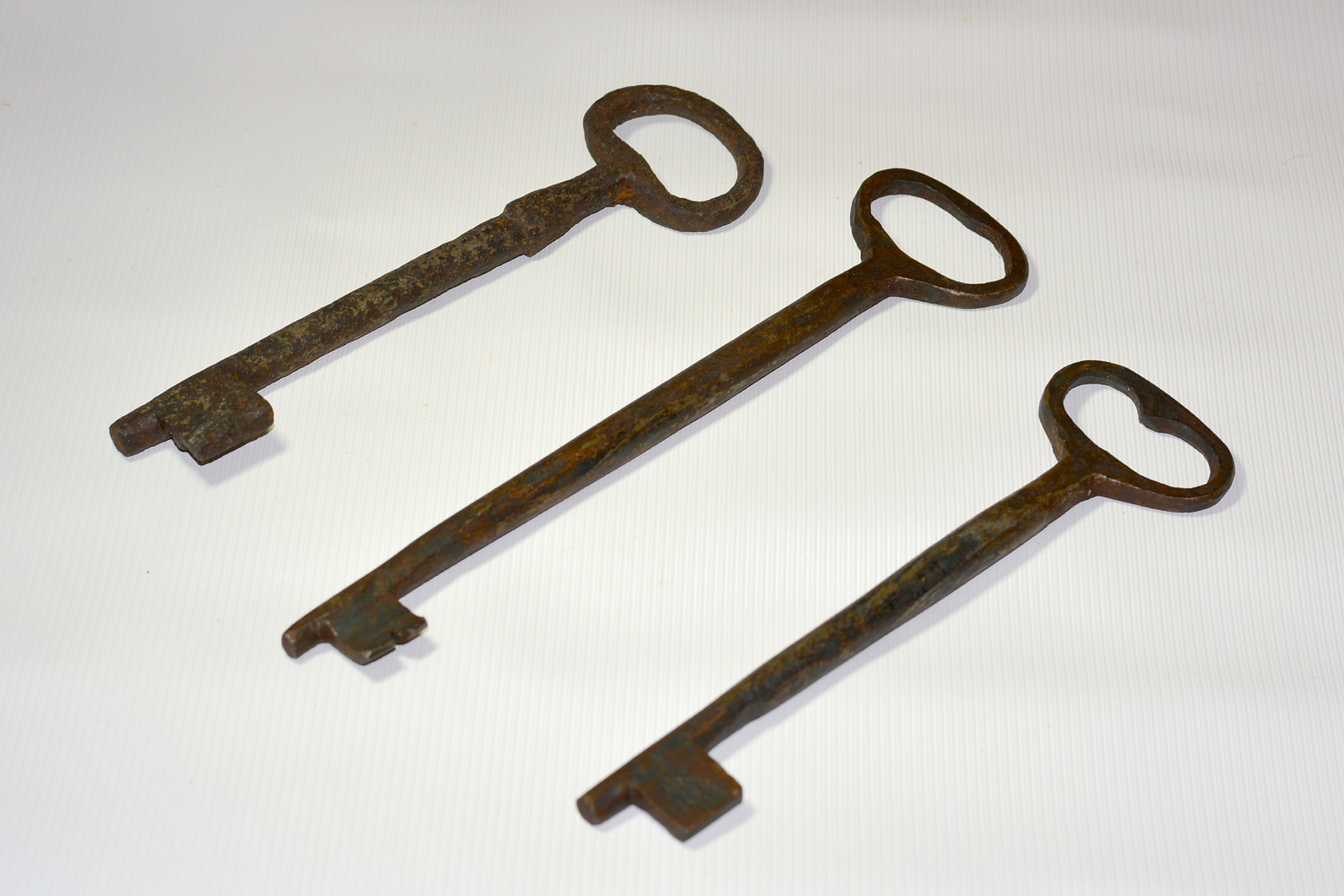 Три залізні ковані ключі від дверей дзвіниці, викувані Яковом Франком