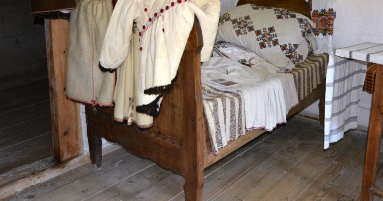 Дерев’яне ліжко, яке належало вітчиму Івана Франка Гриню Гавриликові