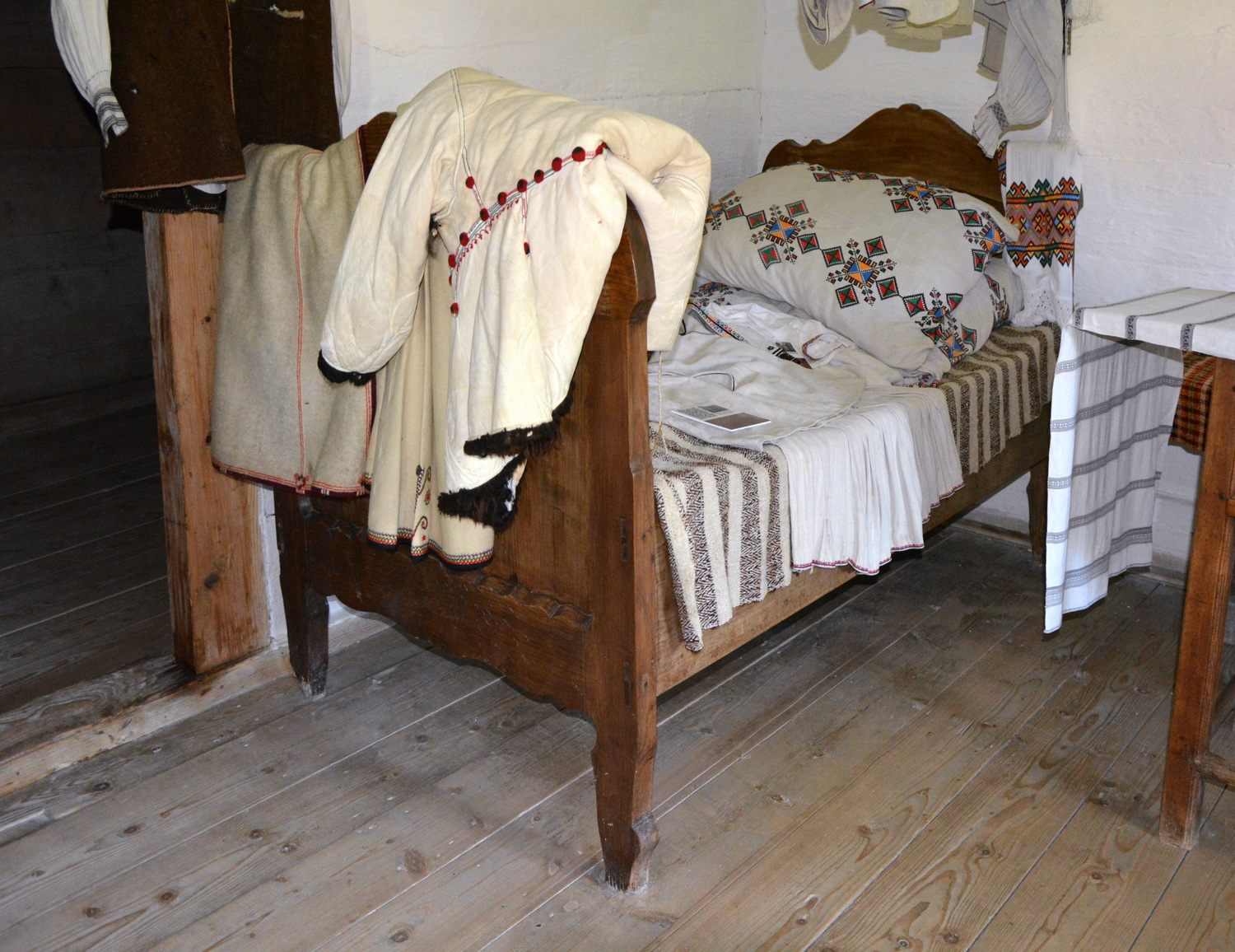 Дерев’яне ліжко, яке належало вітчиму Івана Франка Гриню Гавриликові
