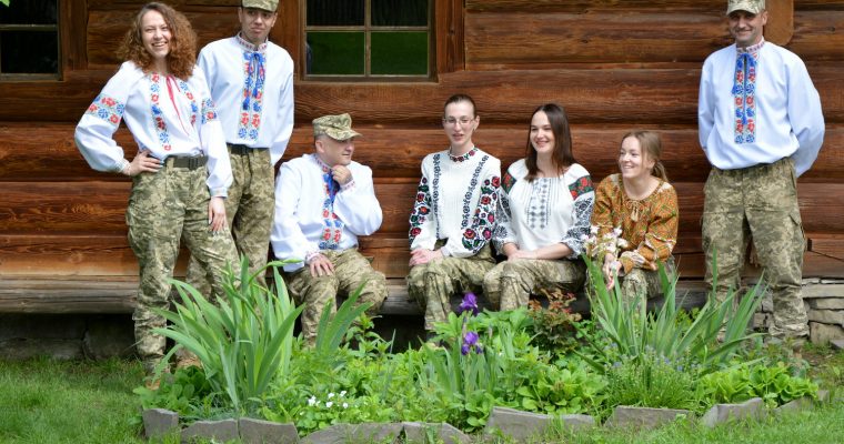 До Міжнародного дня вишиванки в садибі Франка наші військові провели фотосесію