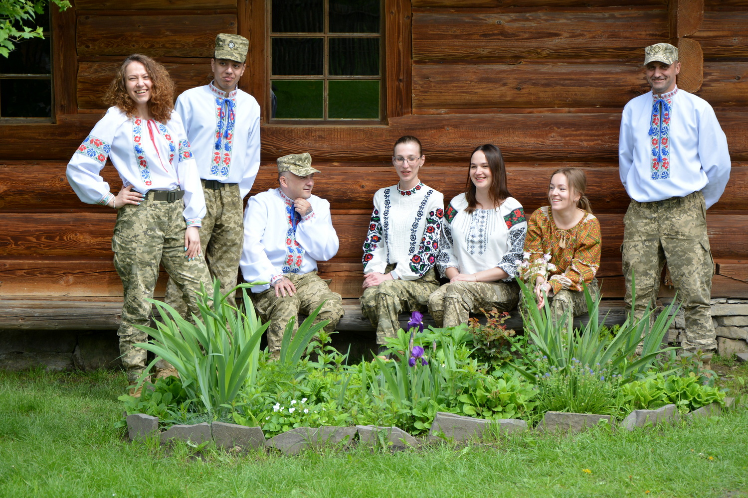 До Міжнародного дня вишиванки в садибі Франка наші військові провели фотосесію