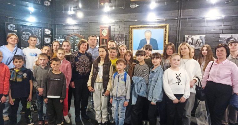Тематична екскурсія в підземеллі Літературно-меморіального музею, де експонується посмертна маска І. Франка «Некрологи на смерть І. Франка»