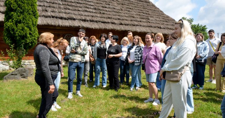 Наукова співробітниця Ірина Сопотницька провела інформаційний екскурс: «Дев’ятий четвер – проща до цілющого джерела Ярина»